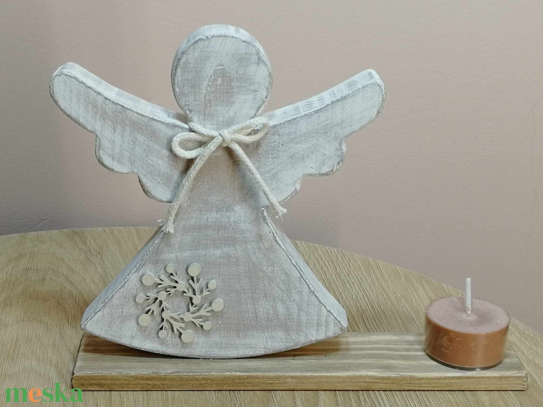 Angyalkás asztaldísz.