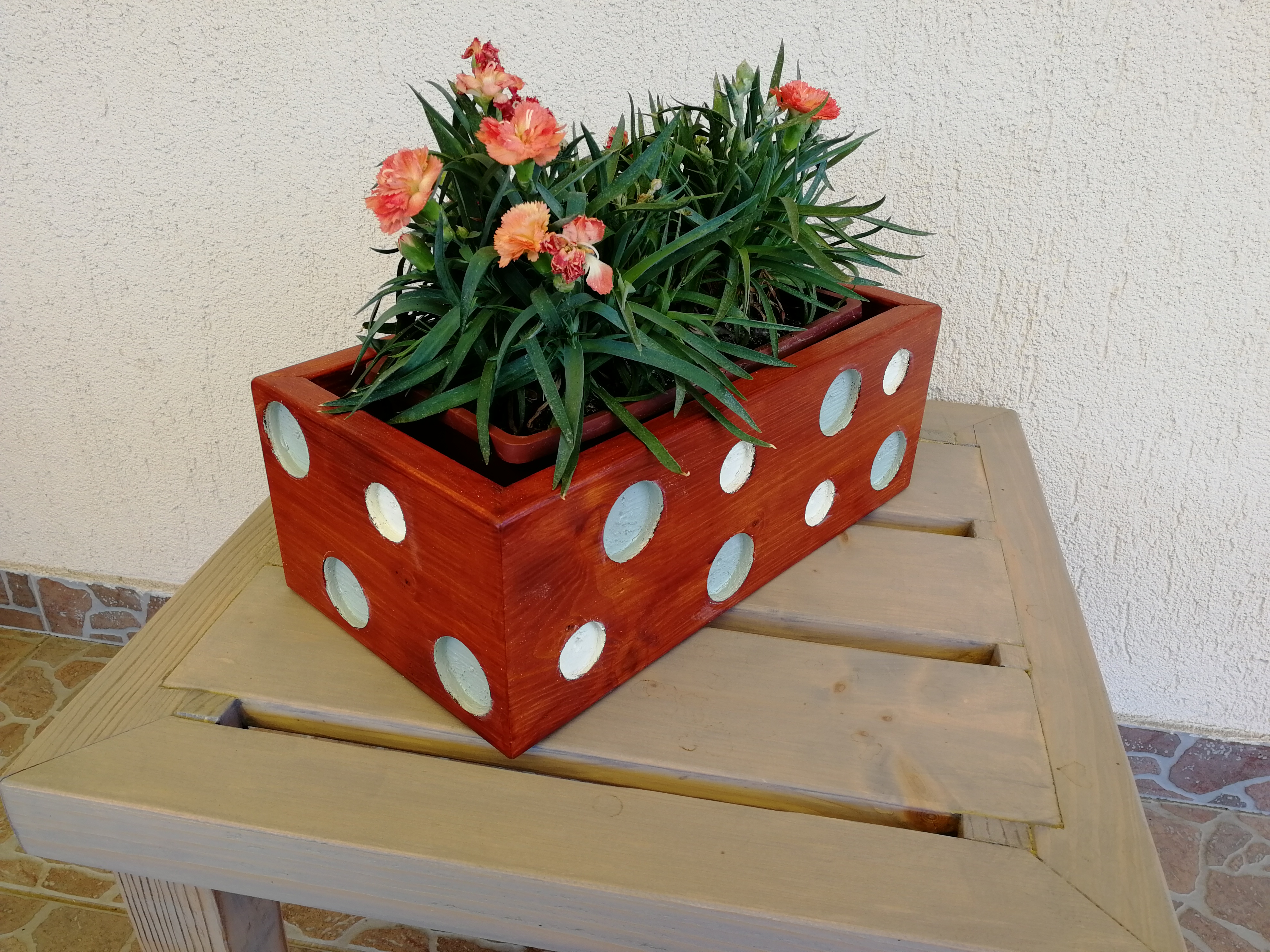 Pöttyös virágtartó