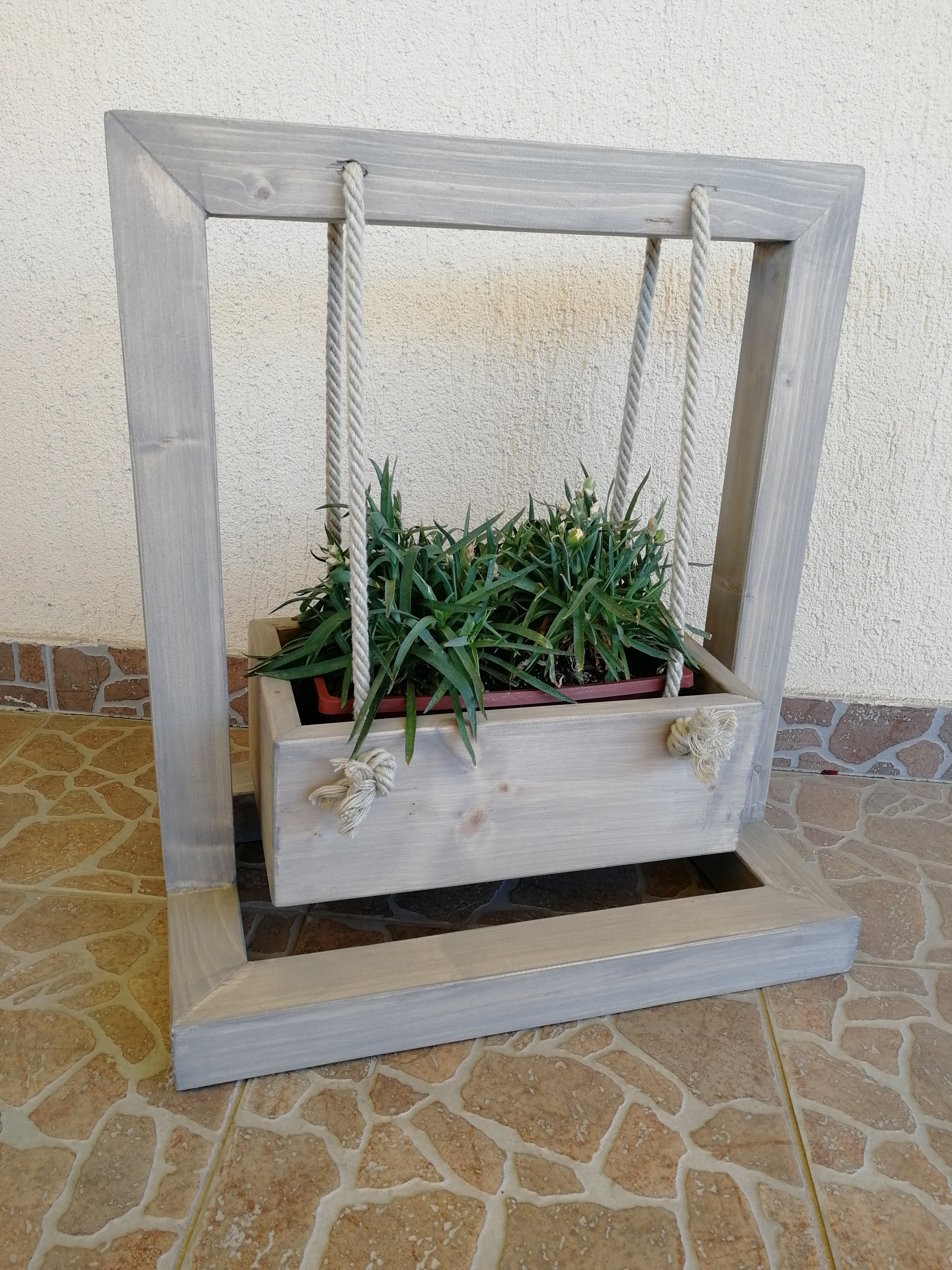 Hintás virágtartó szürke