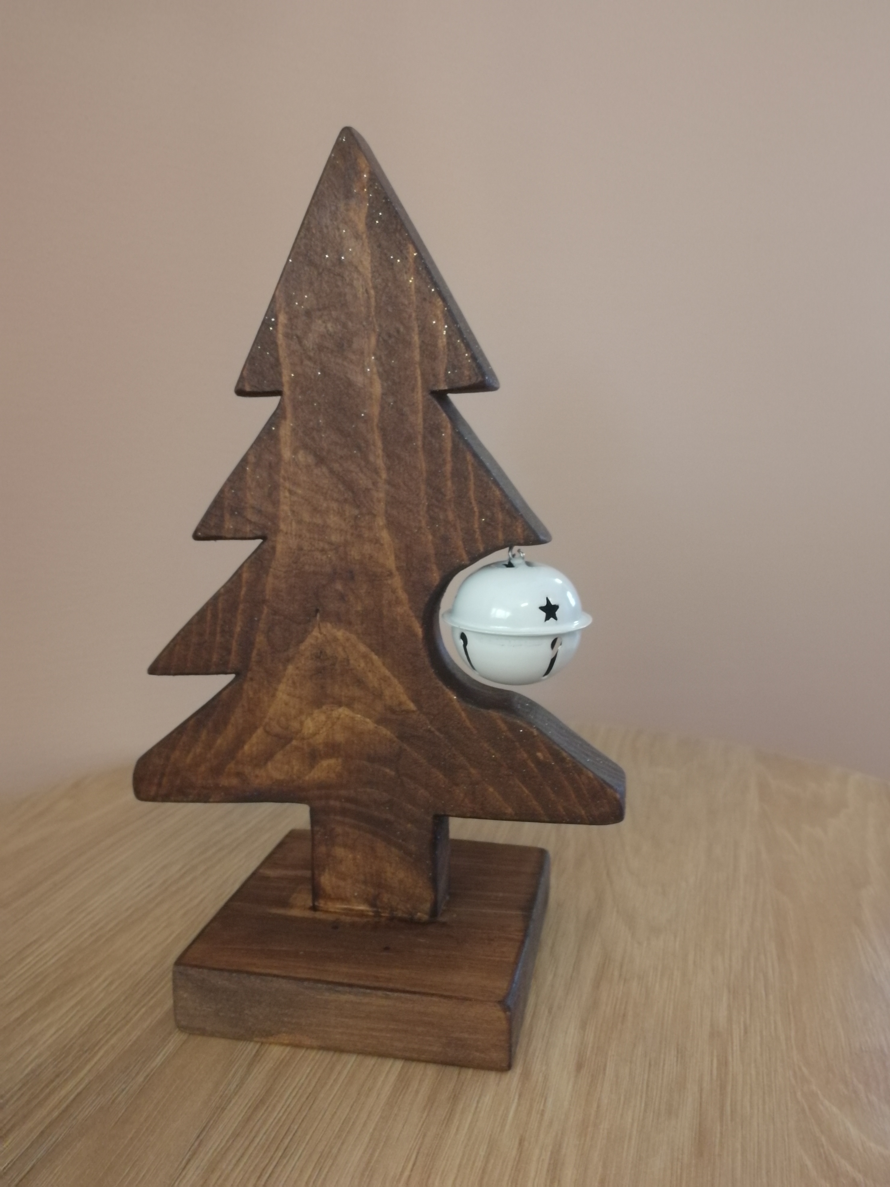 Barna fenyő fehér dísszel