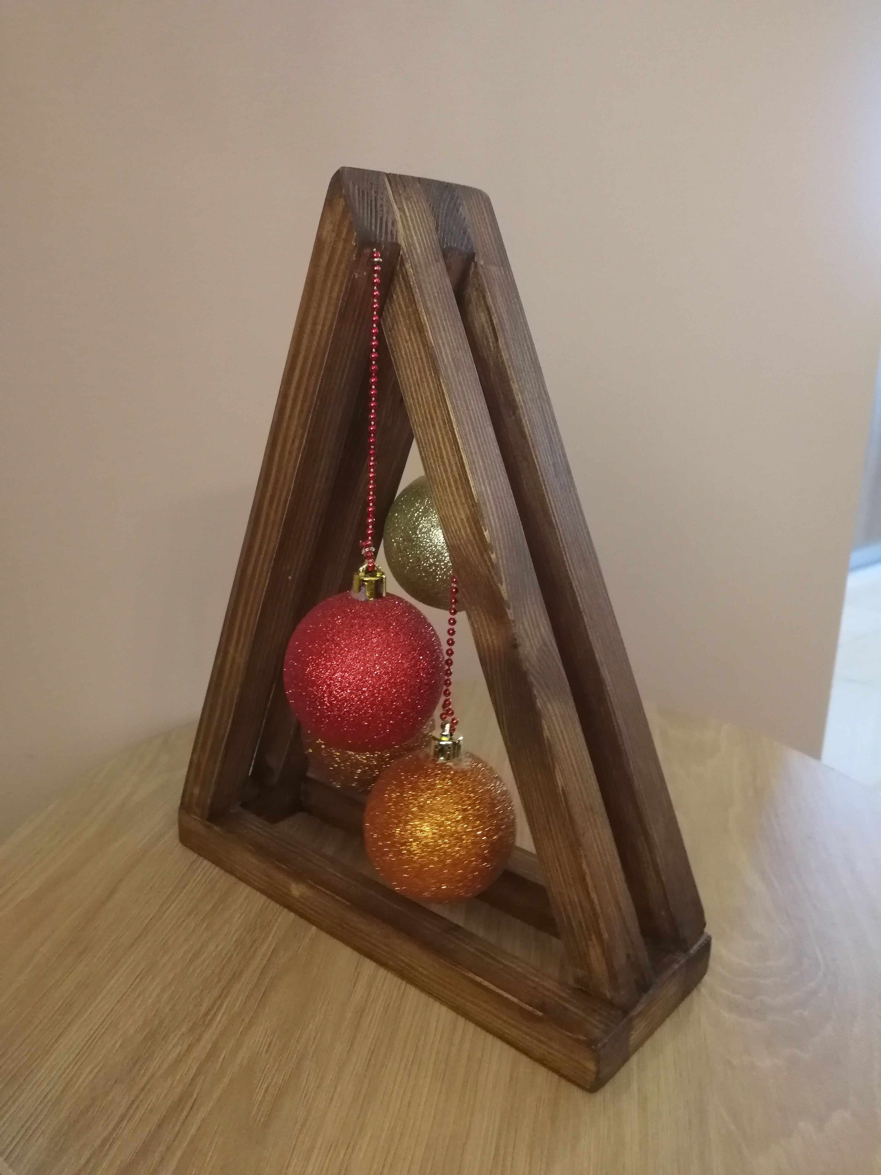 Gömbös aztali dísz barna