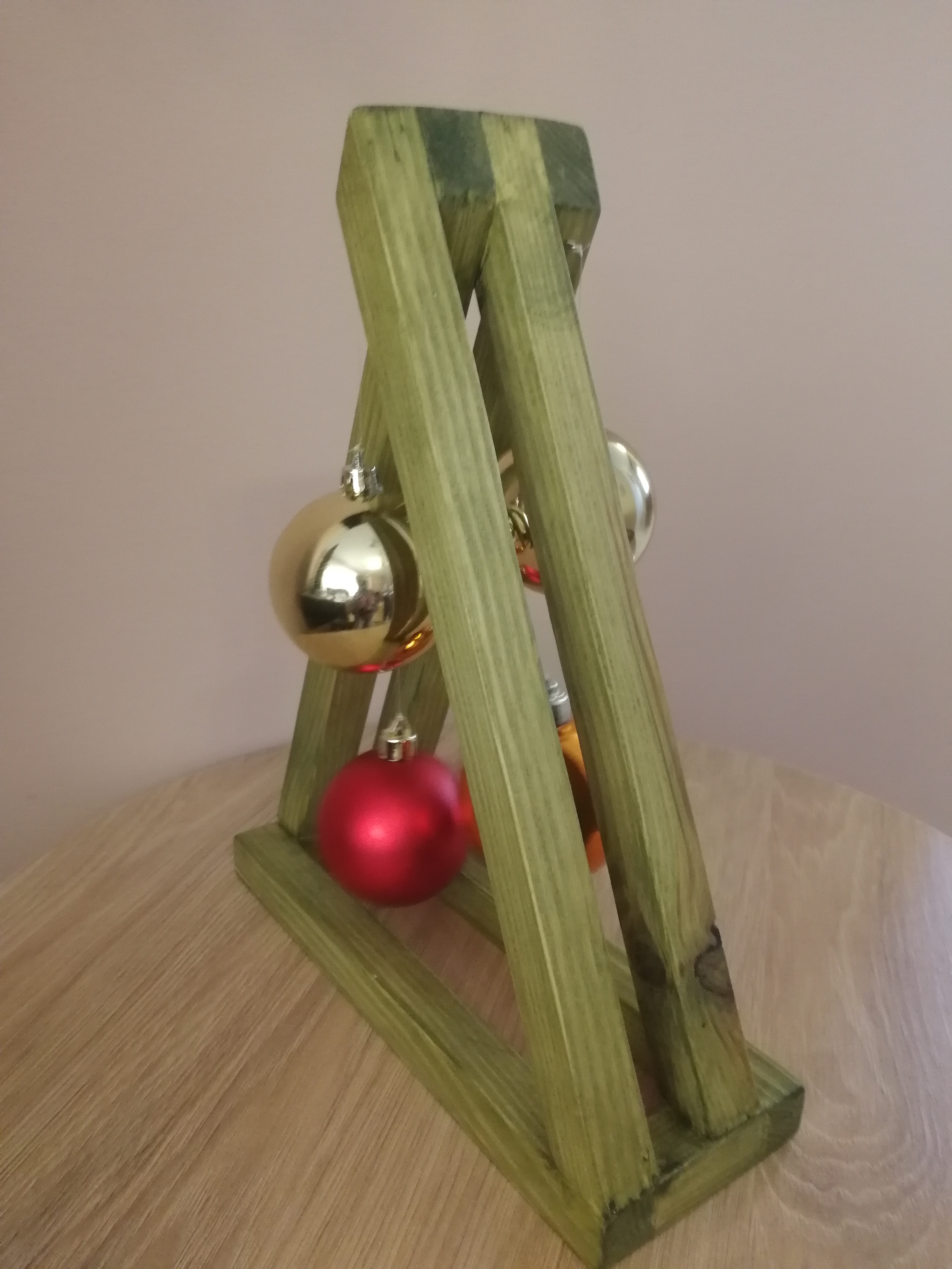 Gömbös asztali dísz zöld