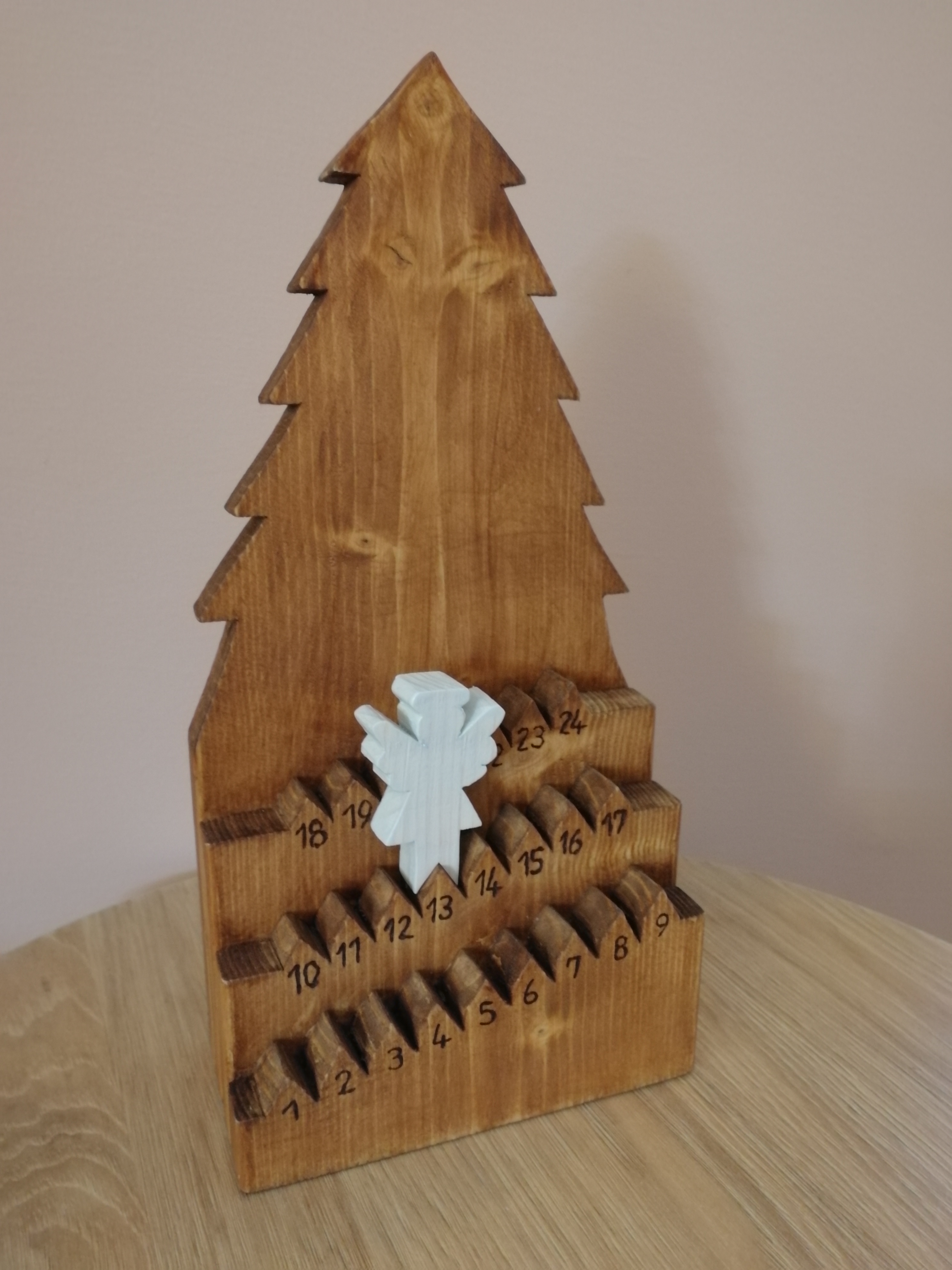 Angyalos adventi lépegető barna